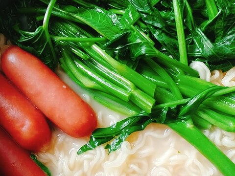 空芯菜とウインナーのコムタンラーメン